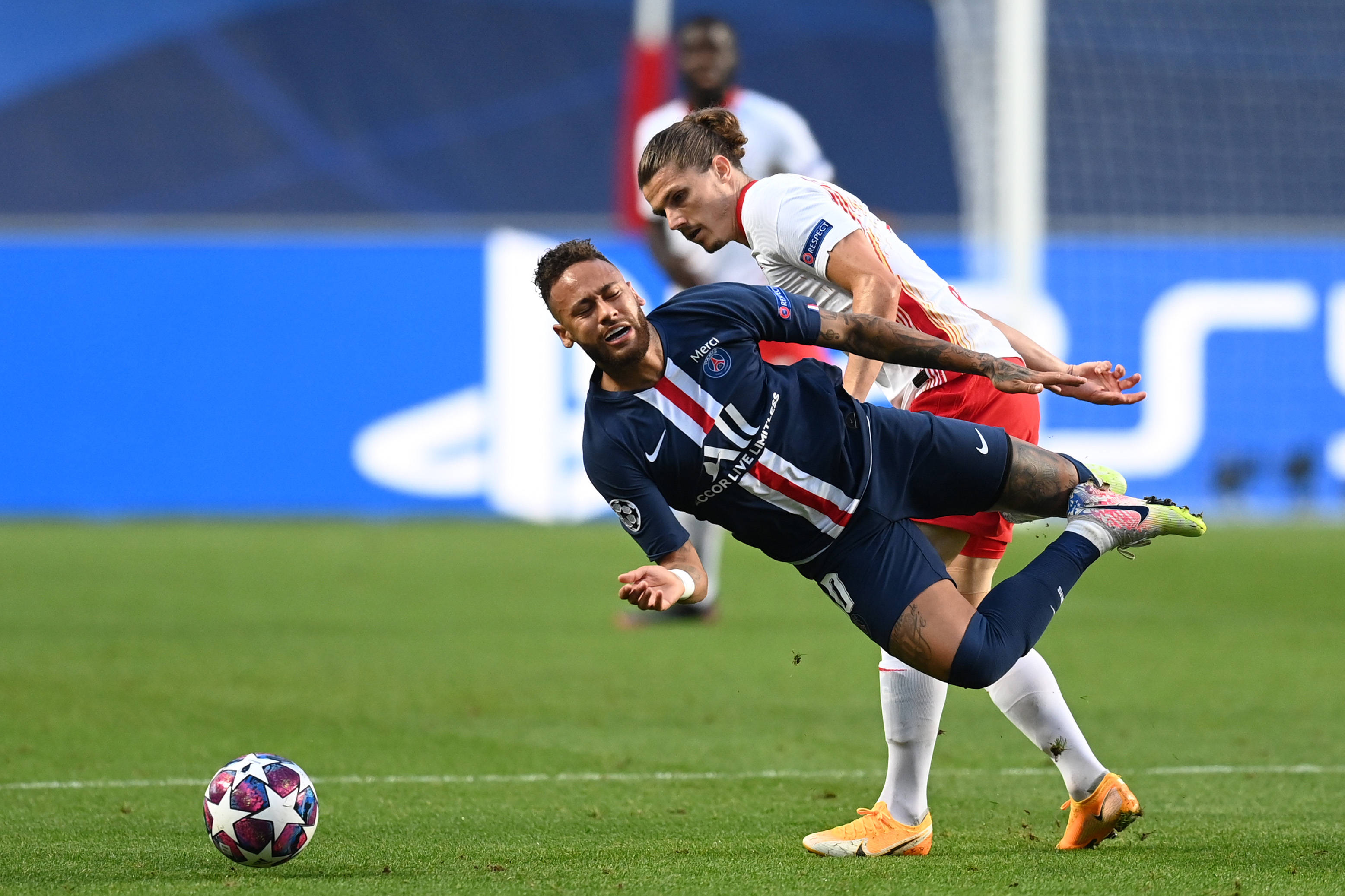 国际比赛日法甲焦点战，阿贾克斯止住颓势，震撼外界，年轻球员得到机会的简单介绍